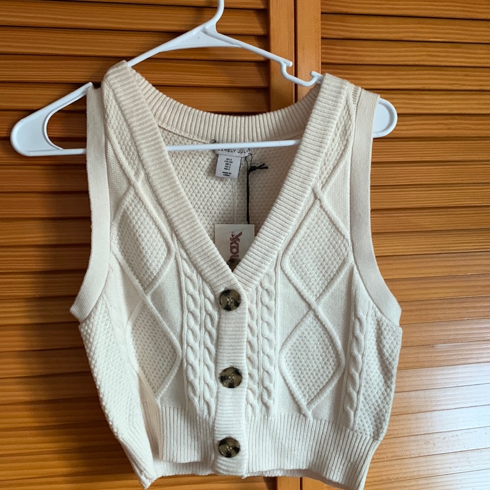 Cropped creme sweater vest size small